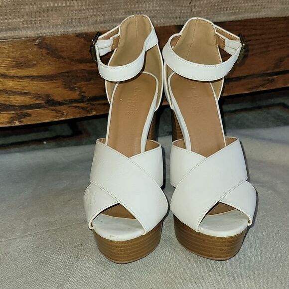 Beautiful Like New Charlotte Russe White Sandal 5" Heels! - Picture 1 of 12